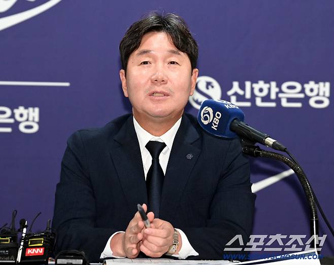 류지현 감독이 이끄는 WBC(월드베이스볼클래식) 야구대표팀이 6일 프레스센터에서 기자회견을 갖고 WBC 최종명단을 발표했다. 류지현 감독이 질문에 답하고 있다. 허상욱 기자wook@sportschosun.com/2026.02.06/