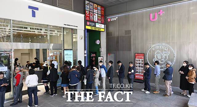 지난해 5월 28일 서울 광화문 T월드 대리점 앞에 유심 교체를 하려는 고객들이 줄지어 서 있다. /임영무 기자