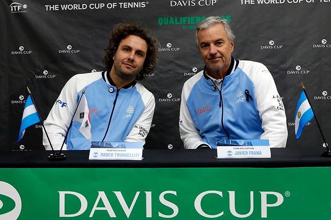 기자회견을 하고 있는 프라나 감독(오른쪽)