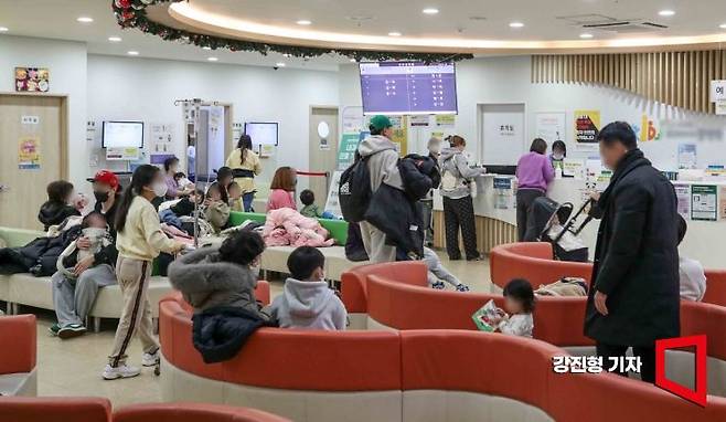 서울 성북구 어린이 전문 병원이 어린이와 보호자들로 붐비고 있다.
