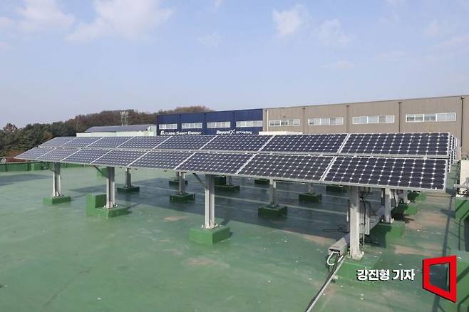충남 LS일렉트릭 천안DC팩토리에 설치된 태양광패널. 강진형 기자