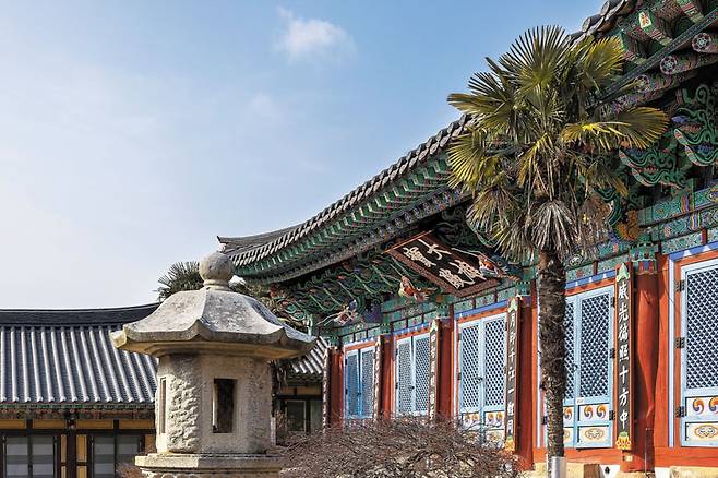 대흥사 '대웅보전' 앞에 선 야자수가 이색적이다. / 양수열 영상미디어 기자