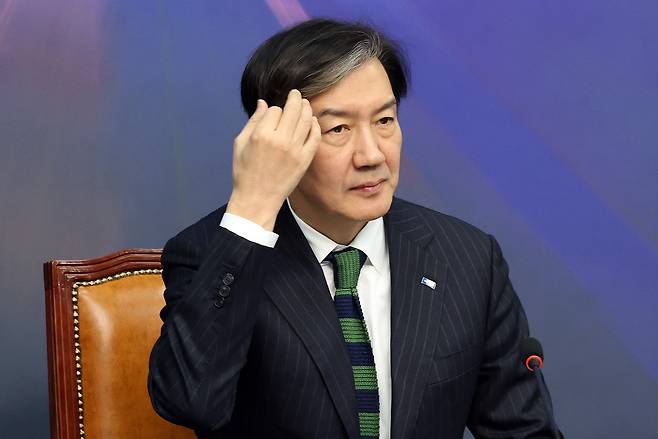 조국혁신당 조국 대표가 4일 국회에서 열린 '끝까지 간다' 특별위원회 회의에 참석, 모두발언에 앞서 머리를 만지고 있다. 연합뉴스