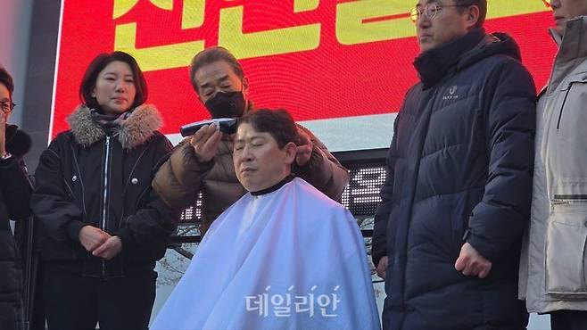 최기식 국민의힘 의왕과천당협위원장이 7일 정부 주택공급 확대 방안에 반대하는 삭발식을 진행하고 있다. ⓒ데일리안 이수현 기자