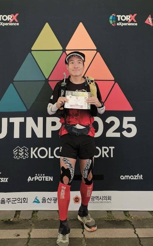 조상호 원장이 지난해 10월 열린 울주 나인피크 123km를 완주한 뒤 포즈를 취했다. 2019년 체중 감량과 체력 증진을 위해 산을 오르기 시작한 그는 세계 최고의 트레일러닝대회인 UTMB(울트라트레일몽블랑) 100마일 완주를 목표로 정하고 체계적으로 준비해 4년 만에 완주했다. 조상호 원장 제공