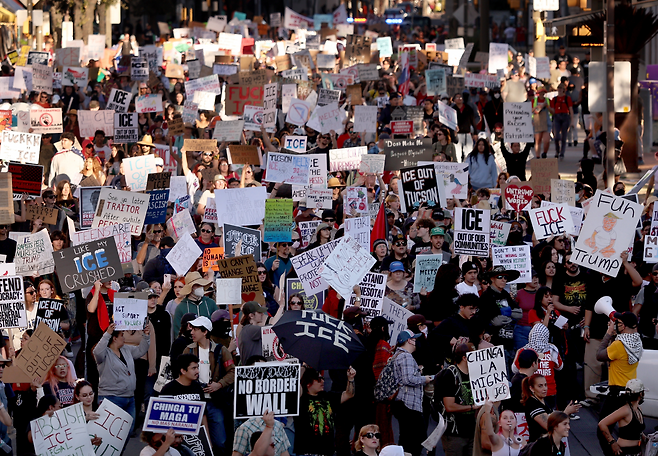 지난 달 30일 미국 애리조나주 투손에서 수천 명의 시위대가 행진하며 미국 이민국(ICE)의 철수를 외치고 있다.  AP 뉴시스.