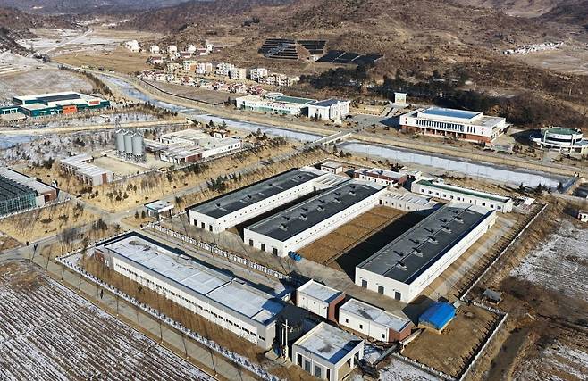 김정은이 천지개벽을 했다고 극찬하며 현대농촌, 현대축산의 본보기로 지칭한 삼광축산농장의 전경. 노동신문 뉴스1