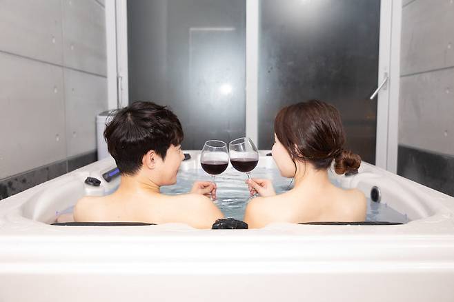 여성은 남성보다 피부 표면 혈류량이 적어 체열을 쉽게 잃고, 이를 보완하기 위해 뜨거운 물로 샤워하며 체온을 조절하려는 경향이 크다. 사진=게티이미지뱅크.