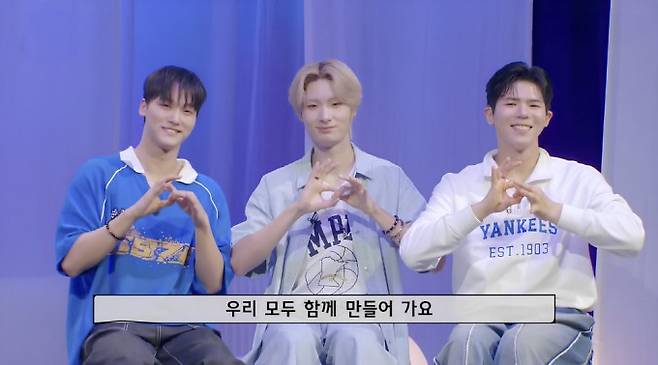 수어로 가사를 표현하는 빅오션. 유튜브 채널 EBS 키즈 영상 캡처