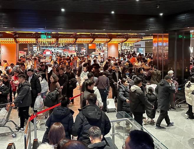 중국 전역에서 ‘전설의 마트’로 불리는 팡둥라이는 일시적 유행이 아니라, 지역 소비자의 기호를 반영한 상품과 서비스로 오랜 신뢰를 쌓아왔다. 팡둥라이 마트 입구를 가득 메운 사람들. 김태용