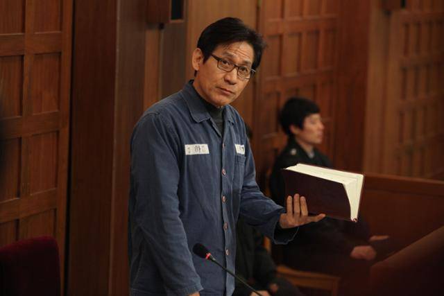 안성기는 '부러진 화살'에서 재임용 탈락 재판에서 진 후 석궁을 들고 판사를 찾아갔다가 더 큰 곤경에 처하는 전 대학교수 김경호를 연기했다. 아우라픽처스 제공