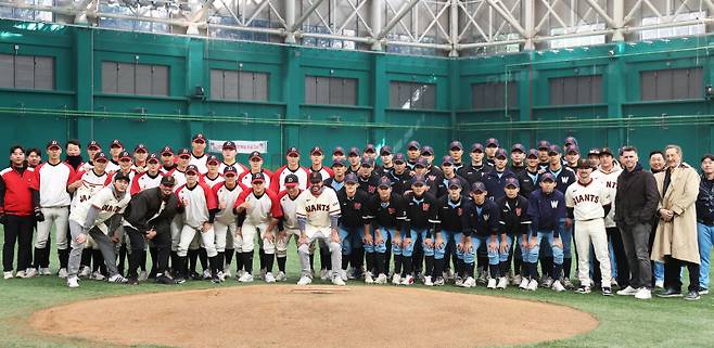 <yonhap photo-5356="">지난 1월 7일 미국 프로야구 메이저리그(MLB) 샌프란시스코 자이언츠 이정후와 대표 선수들이 참석한 고등학생 선수들 대상 야구 클리닉도 경기도 이천시 LG챔피언스파크에서 진행됐다. <저작권자 ⓒ 1980~2026 ㈜연합뉴스. 무단 전재 재배포 금지, AI 학습 및 활용 금지></yonhap>