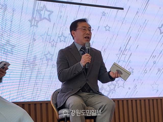 ▲ 강삼영 전국교육자치혁신연대 상임대표는 7일 원주 카페 빵쌤에서 자서전 ‘강삼영의 모두가 빛나는 강원교육’의 북콘서트를 개최했다. 김정호 기자