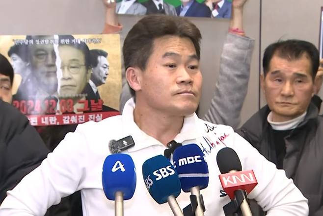 ▲ 해외로 나간 지 162일 만에 지난 3일 인천공항을 통해 입국한 전한길 씨가 취재진과 인터뷰하는 모습 [채널A 유튜브 캡처]&nbsp;