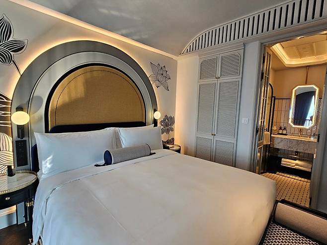 작은 오브제 하나까지 세련된 예술 감각이 드러나는 객실(사진=정상미)