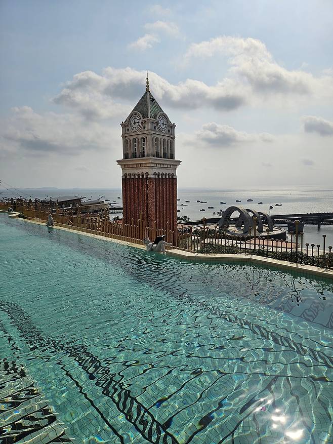 루프탑 수영장 프란체스카와 시계탑이 있는 일대 전망(사진=정상미)