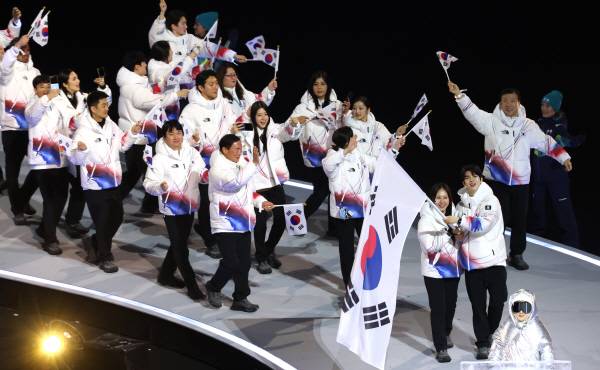 대한민국 기수인 피겨 차준환과 스피드스케이팅 박지우가 태극기를 들고 입장하고 있다. 연합뉴스