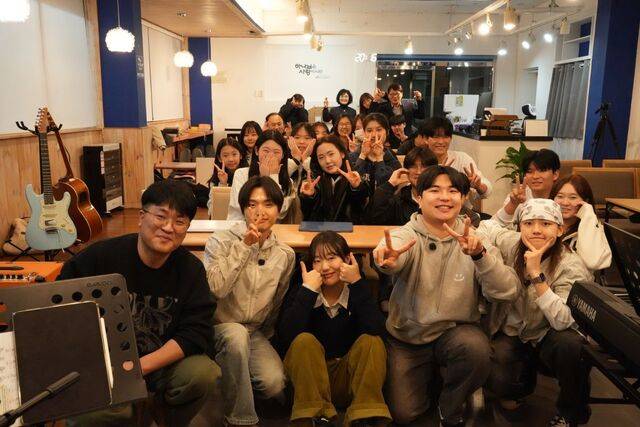 포항 사람을살리는교회에서 성도들과 함께한 모습. 포항=미션영상팀