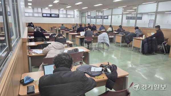 6일 오후 수원시립중앙도서관 열람실에서 시민들이 학습에 몰두하고 있다. 금유진기자