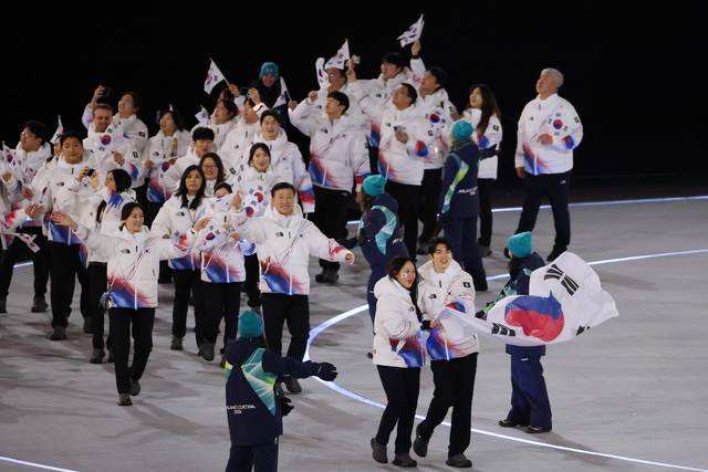 6일(현지시간) 이탈리아 밀라노 산시로 스타디움에서 열린 2026 밀라노-코르티나담페초 동계올림픽 개회식에 대한민국 기수인 피겨 차준환과 스피드스케이팅 박지우가 태극기를 들고 입장하고 있다.