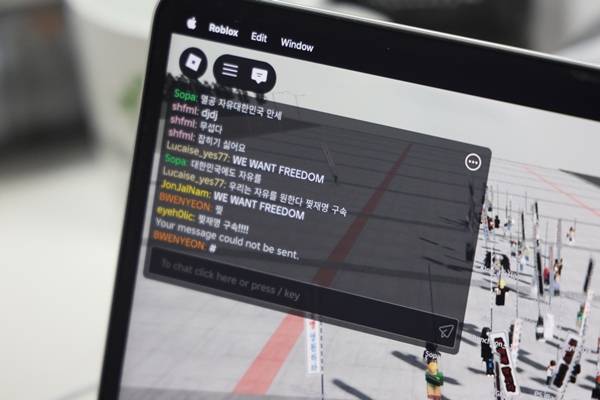 ▲ 지난달 31일 로블록스 극우집회의 채팅 모습. 극우 혐오 메시지를 쉽게 찾을 수 있다. 사진=토끼풀 제공