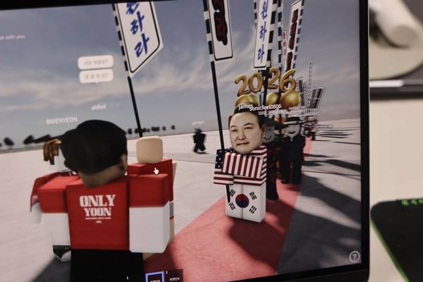 ▲ 지난해 31일 로블록스 극우집회 모습. 윤석열씨 얼굴, 성조기와 태극기, 'ONLY YOON'이 새겨진 상의 등이 보인다. 사진=토끼풀 제공