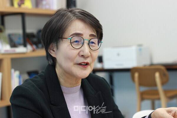 ▲권태선 방문진 이사장이 지난 2일 서울 마포구 상암동 방문진 사무실에서 미디어오늘과 인터뷰하는 모습. 사진=박재령 기자