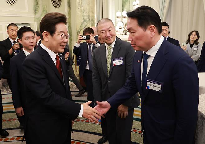 이재명 대통령이 지난해 8월 25일(현지시간) 미국 워싱턴DC 윌라드 호텔에서 열린 한미 비즈니스 라운드 테이블에서 최태원 대한상의회장 겸 SK그룹 회장과 악수하고 있다. [연합뉴스]