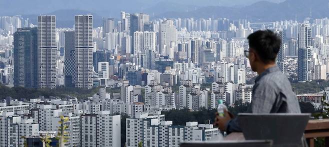 남산에서 바라 본 서울 아파트와 주택들 모습 [김호영 기자]