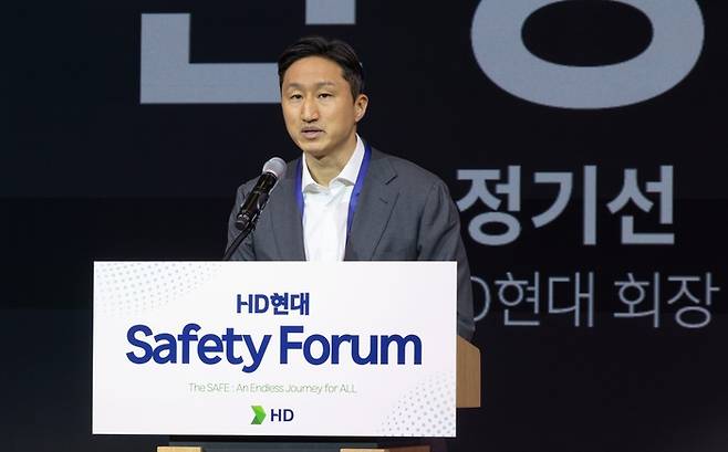 정기선 HD현대 회장이 지난달 19일 경기도 성남시 HD현대 글로벌 연구개발(R&D) 센터에서 열린 세이프티 포럼에서 환영사를 하고 있다. [HD현대]