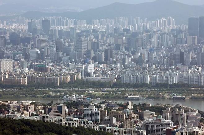 정부의 고강도 대출 규제로 청약에 당첨되고도 잔금을 치르지 못해 입주권 박탈 위기에 처한 실수요자들의 시름이 깊어지고 있다. 사진은 서울 남산타워에서 바라본 아파트 단지. (뉴스1)