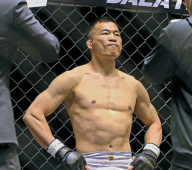 대한민국 UFC 7호 파이터 ‘코리안 불도저’ 남의철이 2026년 1월 인천광역시 영종국제도시 인스파이어 아레나 유료 관중 1만800명이 보는 가운데 종합격투기대회 블랙컴뱃 16 개막전 선수소개를 받고 있다. 사진=랭크파이브 이교덕 기자