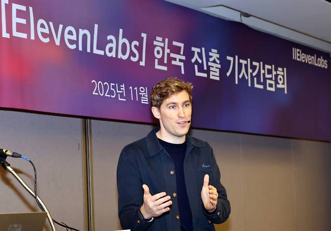 [서울=뉴시스] 최진석 기자 = 마티 스타니셰프스키 일레븐랩스 공동창업자 겸 CEO가 21일 서울 서초구 JW메리어트 서울에서 열린 인공지능(AI) 오디오 연구 및 개발 전문기업 일레븐랩스(ElevenLabs) 한국시장 진출 기자간담회에서 발언하고 있다. 2025.11.21. myjs@newsis.com /사진=최진석