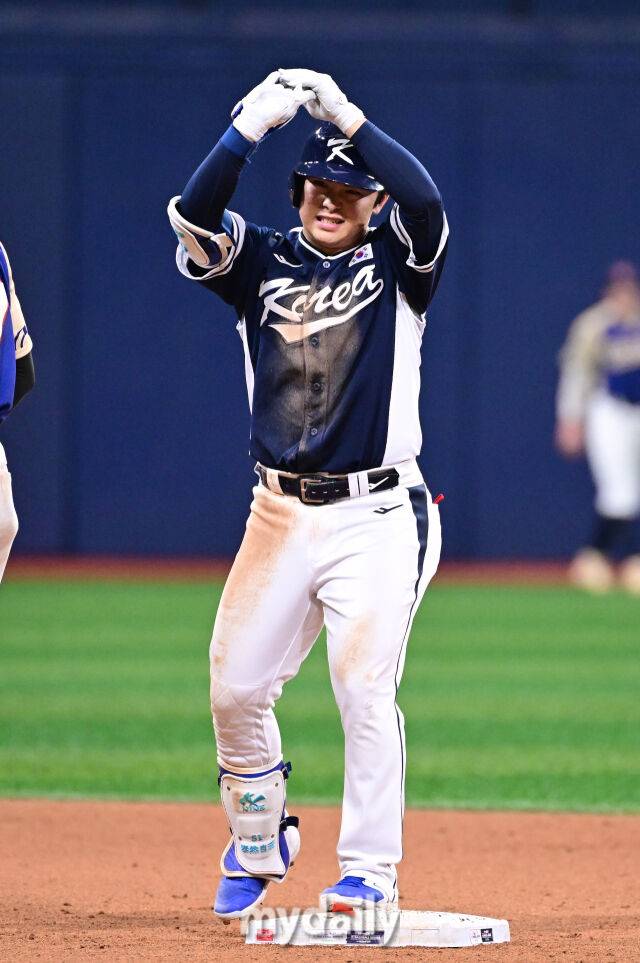 An evaluation match between Korea and the Czech Republic in the '2025 NAVER K-BASEBALL SERIES' held at Gocheok Sky Dome in Guro-gu, Seoul on the afternoon of the 9th. South Korea's Moon Hyun-bin is happy after hitting a double in the top of the 9th inning./My Daily