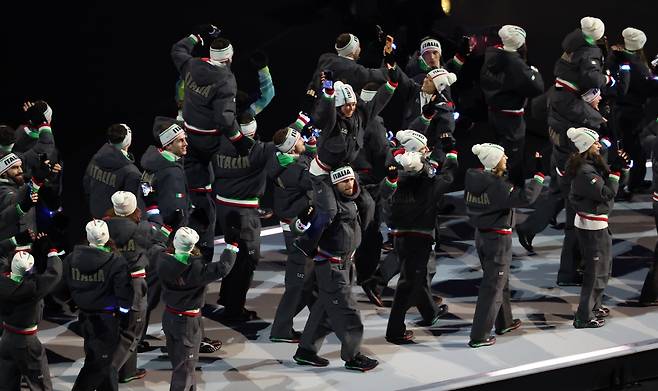 7일 이탈리아 밀라노 산시로 스타디움에서 열린 2026 밀라노-코르티나담페초 동계올림픽 개회식.  개최국 이탈리아 선수단이 아르마니의 스포츠 브랜드 EA7이 제작한 유니폼을 입고 입장하고 있다. [밀라노=연합]