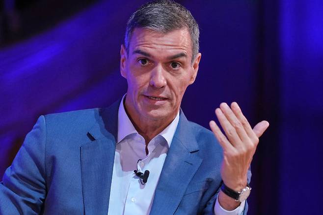 [런던(영국)=AP/뉴시스] 페드로 산체스 스페인 총리는 3일(현지시간) 아랍에미리트(UAE) 두바이에서 열린 '세계정부정상회의(WGS)'에서 16세 미만 미성년자의 '소셜 미디어(SNS)' 사용 금지 계획을 발표했다. 사진은 지난해 9월26일 영국 런던에서 열린 한 행사에 참석해 발언하고 있다. 2026.02.04