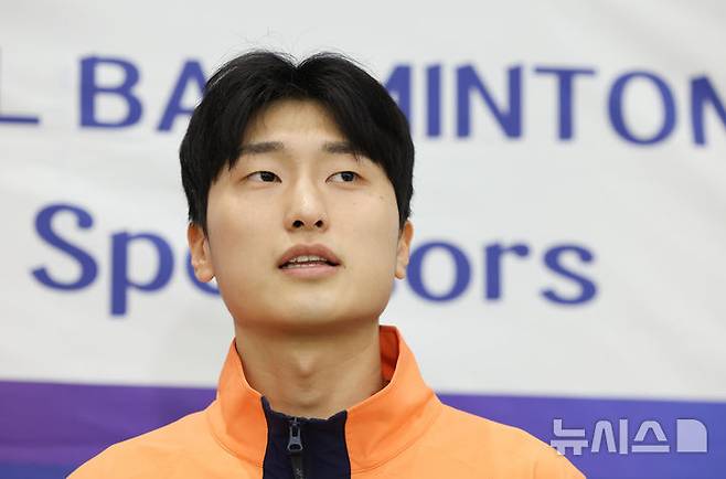 [인천공항=뉴시스] 황준선 기자 = 프랑스에서 열린 2025 세계배드민턴연맹(BWF) 월드 투어 슈퍼 750 남자 복식에서 우승한 김원호가 28일 오후 인천국제공항 2터미널을 통해 귀국해 취재진과 인터뷰를 하고 있다. 2025.10.28. hwang@newsis.com