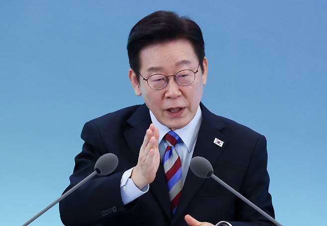 이재명 대통령이 6일 창원 성산구 창원컨벤션센터에서 열린 '경남의 마음을 듣다' 타운홀미팅 간담회에서 발언하고 있다. 연합뉴스