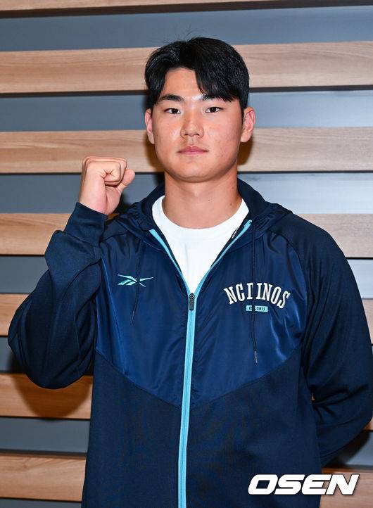 [OSEN=인천공항, 민경훈 기자] 프로야구 NC 다이노스가 스프링캠프를 위해 24일 오후 인천국제공항을 통해 미국 LA로 출국했다.NC 스프링캠프 본진은 로스앤젤레스에 도착한 후 미국 국내선을 경유해 애리조나 투손으로 이동할 예정이다.NC 김주원이 출국길에 오르며 포즈를 취하고 있다. 2026.01.24 / rumi@osen.co.kr