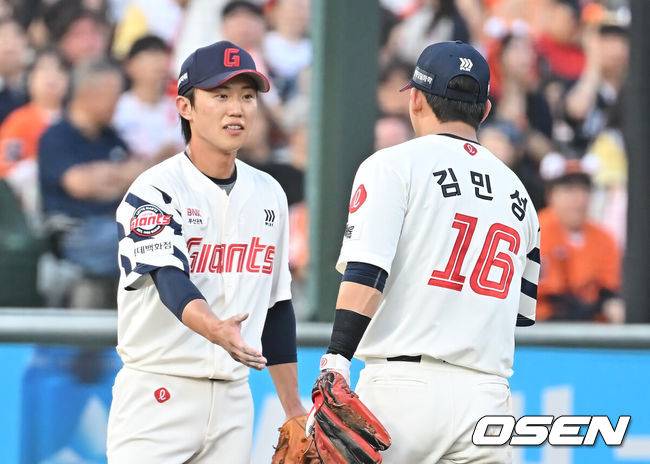 [OSEN=부산, 이석우 기자] 19일 부산 사직야구장에서 2025 신한 SOL 뱅크 KBO 리그 롯데 자이언츠와 한화 이글스의 경기가 열렸다. 홈팀 롯데는 나균안이, 방문팀 한화는 황준서가 선발 출전했다.롯데 자이언츠 김민성이 3회초 1사 1,2루 한화 이글스 안치홍의 안타성 타구를 잡아 유로결을 터치 아웃시키고 전민재의 축하를 받고 있다. 2025.06.19 / foto0307@osen.co.kr