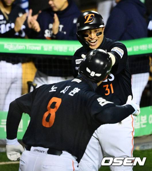 [OSEN=잠실, 지형준 기자] 27일 오후 서울 잠실야구장에서 2025 신한 SOL Bank KBO리그 포스트시즌 한국시리즈 2차전 LG 트윈스와 한화 이글스의 경기가 열렸다.LG는 임찬규, 한화는 류현진을 선발 투수로 내세웠다.1회초 1사에서 한화 노시환이 백투백 중월 솔로포를 날리고 손아섭과 기뻐하고 있다. 2025.10.27 /jpnews@osen.co.kr