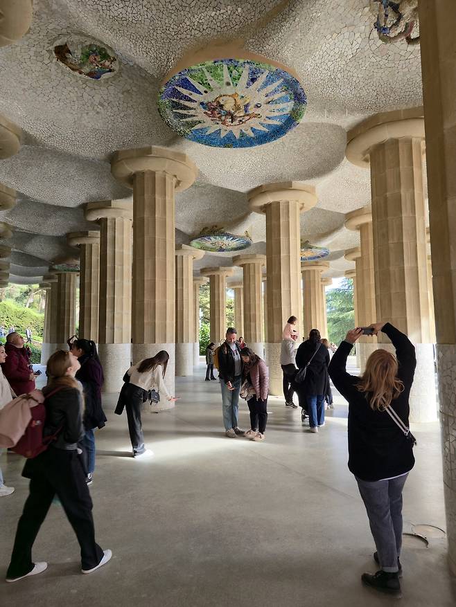 구엘공원 히포스타일 홀.