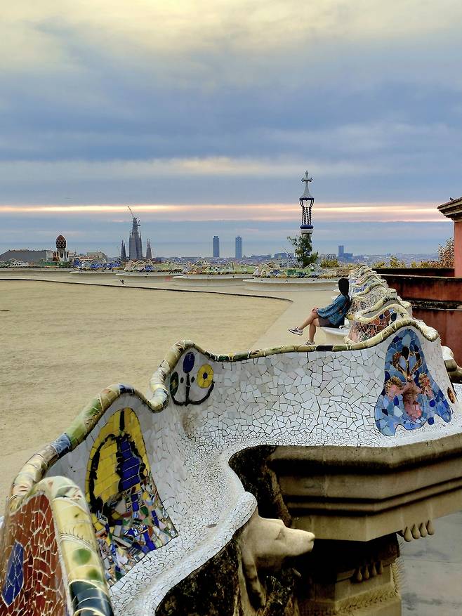 물결벤치. 사그라다 파밀리아 성당과 지중해가 보인다.