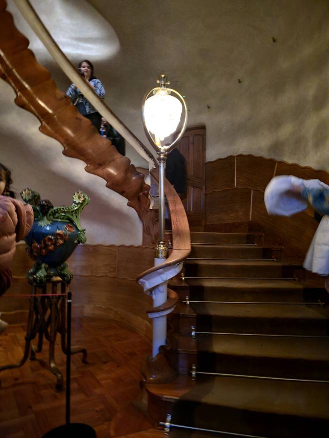 카사 바트요 1층 동물 척추 뼈 모양 계단.