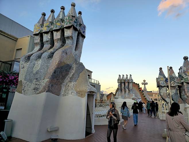 카사 바트요 옥상 트랜카디스 기법 작품들.