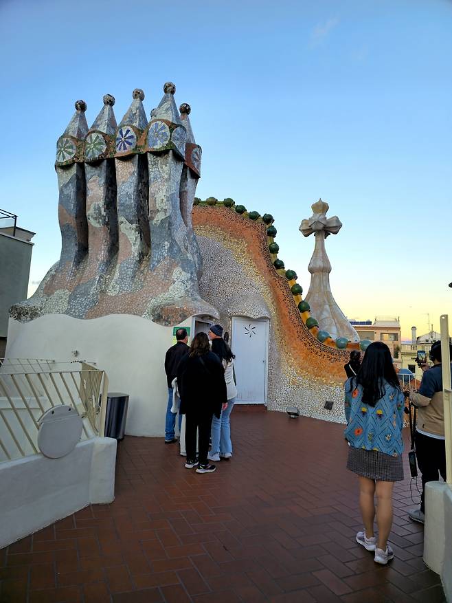 산 조르디 전설 담은 용의 등뼈와 십자가.