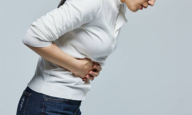 갱년기 여성의 복부 팽만과 가스 증가는 단순 소화불량이 아니라 에스트로겐 감소로 인한 장 운동 저하와 관련될 수 있다. 게티이미지