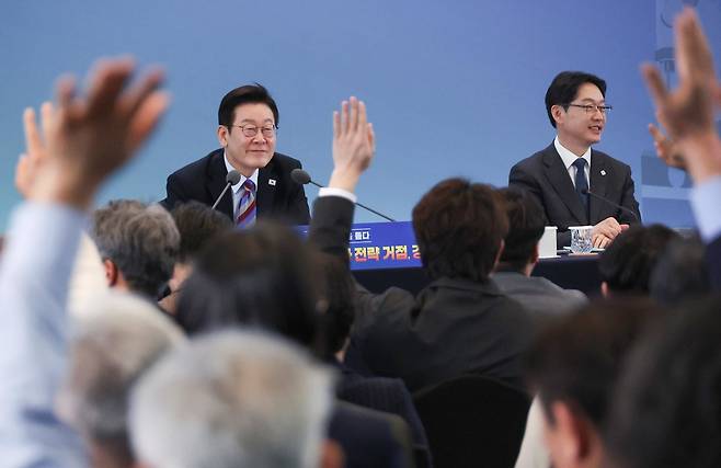 이재명 대통령이 6일 창원 성산구 창원컨벤션센터에서 열린 '경남의 마음을 듣다' 타운홀미팅 간담회에서 참석자들의 발언권 요청을 받고 있다.&nbsp; &nbsp;청와대통신사진기자단