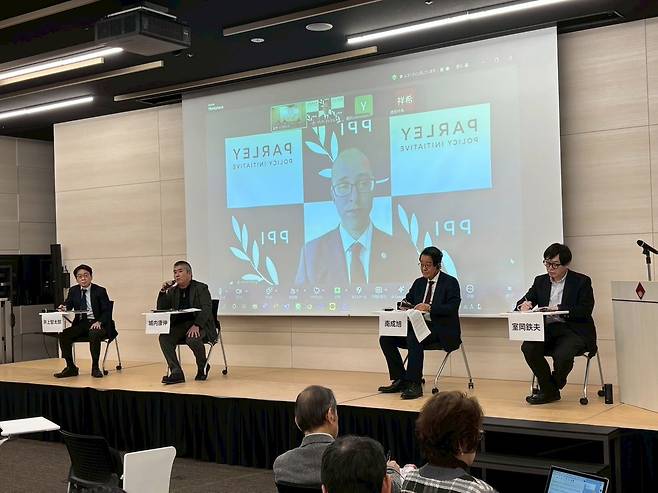 지난달 31일 일본 도쿄 와세다대에서 열린&nbsp;국제 학술 심포지엄에서 남성욱 숙명여대 석좌교수(오른쪽 두 번째),&nbsp;무로오카 데쓰오&nbsp;전 방위연구소 이론연구부장(오른쪽) 등이&nbsp;시로우치&nbsp;야스노부 전 도쿄신문 베이징특파원의 발언을 듣고 있다. 와세다대 일미연구소 제공
