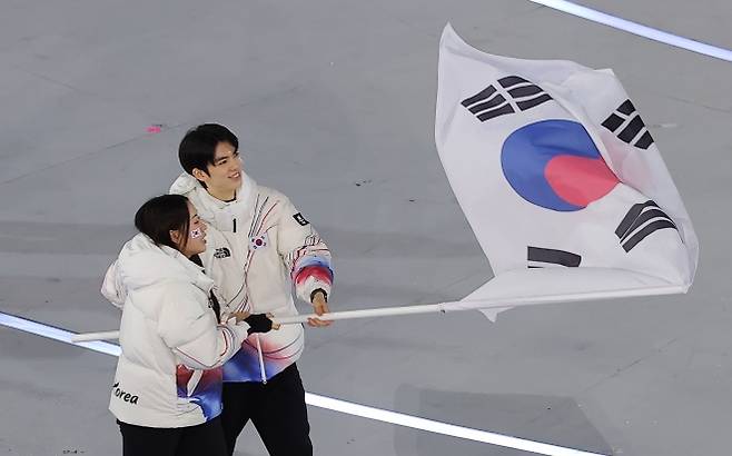 차준환·박지우, 자랑스러운 기수 - 대한민국 선수단 기수 차준환(피겨 스케이팅)과 박지우(스피드 스케이팅)가 6일 오후(현지시간) 이탈리아 밀라노 산시로 올림픽 스타디움에서 열린 2026 밀라노·코르티나담페초 동계올림픽대회 개회식에서 선수단을 이끌고 입장하고 있다. 2026.2.7 뉴스1